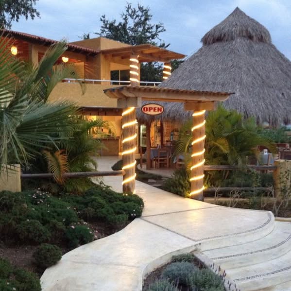Entrada de Lake Taco con palapa